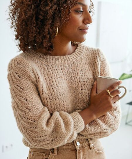 Lightweight seed stitch pullover in beige paired with jeans