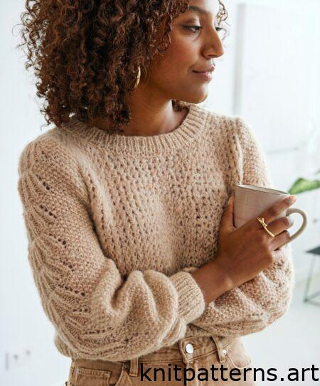 Lightweight seed stitch pullover in beige paired with jeans